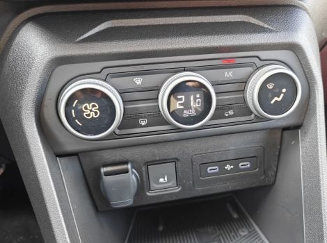 Dacia SANDERO STEPWAY ECO-G 120 CH AUTO EXTREME AVEC CLIM AUTO PACK NAVIGATION PACK CONDUIT ET PACK HIVER